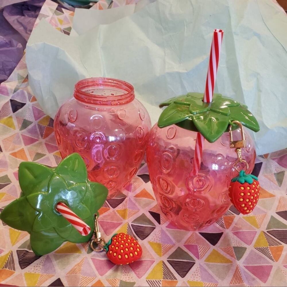 New Red Clear Plastic Strawberry Design Drinking
Tumbler With Straw & Key Chain - Picture 4 of 14